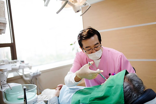 포토 JPG 노년 남자 중년 50대 의학 실내 치과 주사기 앉기 상반신 두명 앞모습 옆모습 치료 눕기 한국인 60대 치과의사 치과용품 치과진료 마취 진료실 남자만 국내포토 뷰포인트 의료기기 모션 병원 사람 동양인 성인 내부 진료 의사 의료용품 파일형식