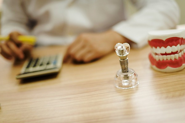 포토 JPG 남자 중년 50대 의학 실내 치과 한명 앉기 상반신 한국인 계산기 치과의사 치아모형 진료실 중년남자한명만 국내포토 1 모션 문구용품 병원 사람 동양인 성인 내부 진료 장비 의사 치아 남자한명만 중년남자만 파일형식