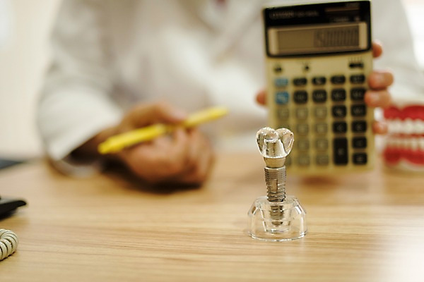 포토 JPG 남자 중년 50대 의학 실내 치과 한명 앉기 상반신 한국인 계산기 치과의사 치아모형 진료실 중년남자한명만 국내포토 1 모션 문구용품 병원 사람 동양인 성인 내부 진료 장비 의사 치아 남자한명만 중년남자만 파일형식