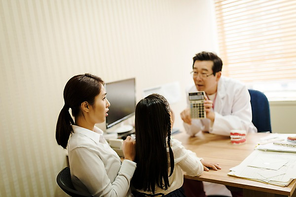 포토 JPG 여자 남자 딸 어린이 50대 의학 모녀 엄마 실내 치과 설명 앉기 앞모습 뒷모습 세명 30대 한국인 계산기 치과의사 치과진료 진료실 국내포토 뷰포인트 중년 가족 모션 문구용품 병원 사람 동양인 내부 장년 진료 장비 의사 파일형식