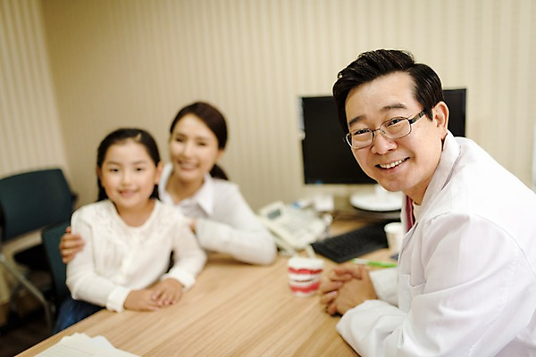 포토 JPG 여자 남자 딸 어린이 50대 의학 모녀 엄마 실내 치과 미소 앉기 상반신 옆모습 아웃포커스 세명 30대 한국인 치과의사 치과진료 진료실 국내포토 뷰포인트 중년 가족 모션 촬영기법 표정 병원 사람 동양인 내부 장년 진료 의사 파일형식