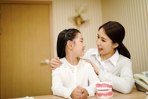 포토 JPG 여자 딸 어린이 의학 모녀 엄마 실내 치과 미소 상반신 성인 두명 앞모습 30대 한국인 치아모형 치과진료 여자만 국내포토 뷰포인트 가족 표정 병원 사람 동양인 내부 장년 진료 치아 파일형식