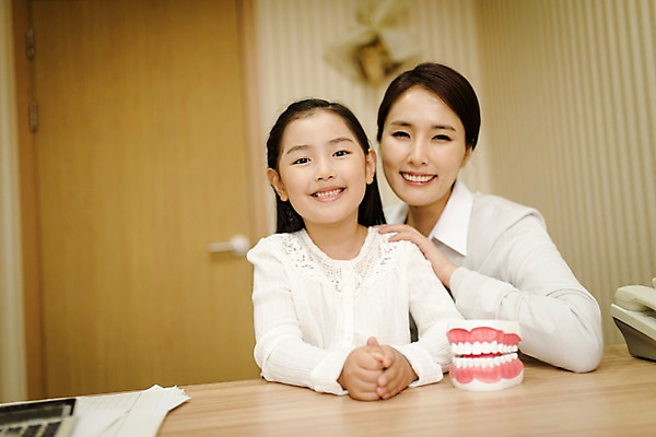 포토 JPG 여자 딸 어린이 의학 모녀 엄마 실내 치과 미소 상반신 성인 두명 앞모습 30대 한국인 치아모형 치과진료 여자만 국내포토 뷰포인트 가족 표정 병원 사람 동양인 내부 장년 진료 치아 파일형식