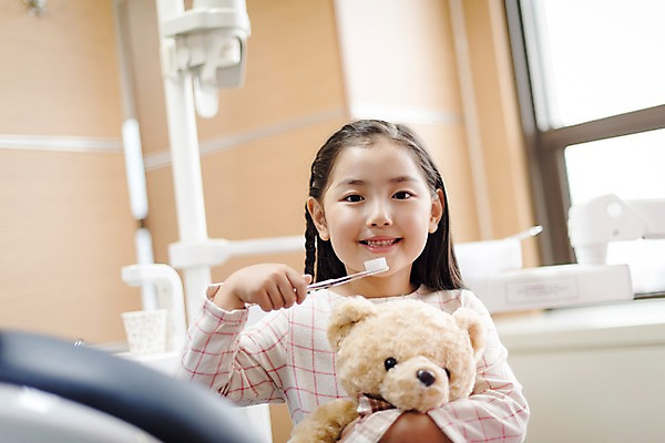 포토 JPG 여자 어린이 의학 실내 치과 한명 앉기 상반신 앞모습 곰인형 한국인 양치 칫솔 치과용품 치과진료 진료실 소녀한명만 국내포토 1 인형 뷰포인트 모션 병원 사람 동양인 내부 위생용품 청결 진료 의료용품 여자한명만 소녀만 파일형식