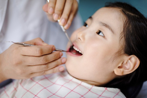 포토 JPG 손 여자 남자 어린이 중년 50대 의학 실내 치과 미소 상반신 두명 신체부위 눕기 한국인 치과의사 치과진료 국내포토 모션 표정 병원 사람 동양인 성인 내부 진료 의사 파일형식