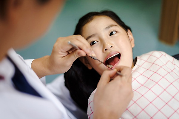 포토 JPG 여자 남자 어린이 중년 50대 의학 실내 치과 상반신 두명 눕기 한국인 치과의사 치과진료 국내포토 모션 병원 사람 동양인 성인 내부 진료 의사 파일형식