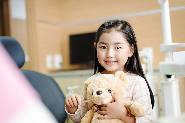 포토 JPG 여자 어린이 의학 실내 치과 한명 미소 앉기 상반신 앞모습 곰인형 한국인 양치 칫솔 치과용품 치과진료 진료실 소녀한명만 국내포토 1 인형 뷰포인트 모션 표정 병원 사람 동양인 내부 위생용품 청결 진료 의료용품 여자한명만 소녀만 파일형식