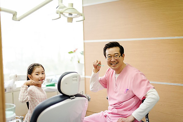 포토 JPG 여자 남자 어린이 중년 50대 의학 실내 치과 미소 앉기 상반신 두명 앞모습 옆모습 한국인 양치 칫솔 치과의사 치과진료 국내포토 뷰포인트 모션 표정 병원 사람 동양인 성인 내부 위생용품 청결 진료 의사 파일형식