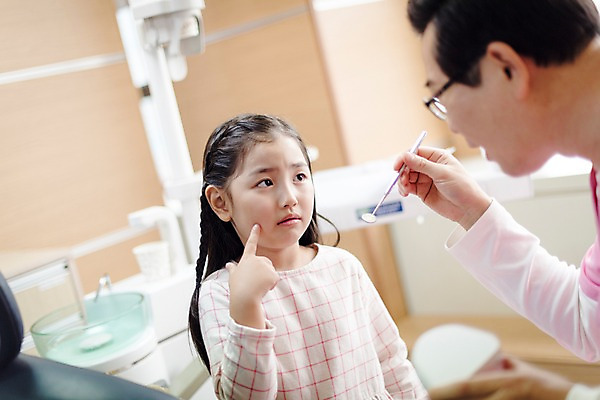 포토 JPG 여자 남자 어린이 중년 50대 의학 실내 치과 앉기 상반신 두명 앞모습 옆모습 한국인 치과의사 치과진료 치통 국내포토 뷰포인트 모션 병원 사람 동양인 성인 내부 진료 의사 질병 파일형식 인종 의료진 직업