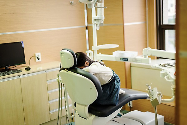 포토 JPG 전신 여자 어린이 의학 실내 치과 한명 앉기 옆모습 한국인 치과용품 치과진료 숨기 진료실 소녀한명만 국내포토 1 뷰포인트 모션 병원 사람 동양인 내부 진료 의료용품 여자한명만 소녀만 파일형식