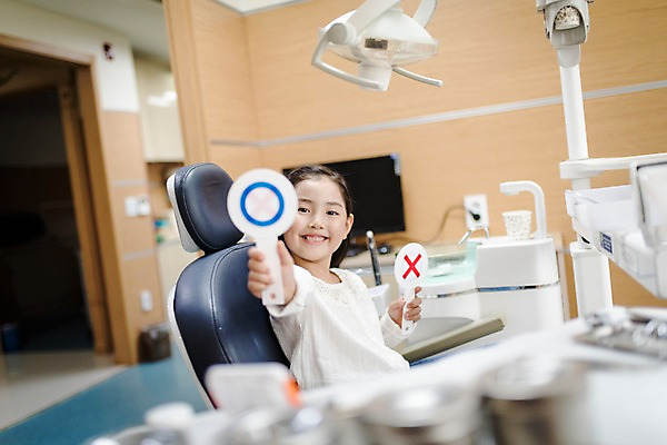 포토 JPG 여자 어린이 의학 실내 치과 한명 들기 앉기 상반신 옆모습 팻말 한국인 금지 X 아니오 치과용품 O 치과진료 진료실 소녀한명만 국내포토 1 알파벳 뷰포인트 모션 프레임 병원 사람 동양인 내부 진료 의료용품 여자한명만 소녀만 파일형식