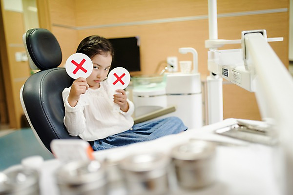 포토 JPG 여자 어린이 의학 실내 치과 한명 들기 앉기 상반신 옆모습 팻말 한국인 금지 X 아니오 치과용품 치과진료 진료실 소녀한명만 국내포토 1 알파벳 뷰포인트 모션 프레임 병원 사람 동양인 내부 진료 의료용품 여자한명만 소녀만 파일형식