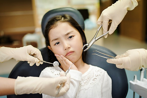 포토 JPG 손 여자 어린이 의학 실내 치과 앉기 상반신 앞모습 신체부위 세명 한국인 무서움 치과용품 치과진료 진료실 치통 국내포토 감정 뷰포인트 모션 병원 사람 동양인 내부 진료 의료용품 질병 파일형식