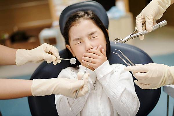 포토 JPG 손 여자 어린이 의학 실내 치과 앉기 상반신 앞모습 신체부위 세명 한국인 찡그림 무서움 치과용품 치과진료 진료실 국내포토 감정 뷰포인트 모션 표정 병원 사람 동양인 내부 진료 의료용품 파일형식