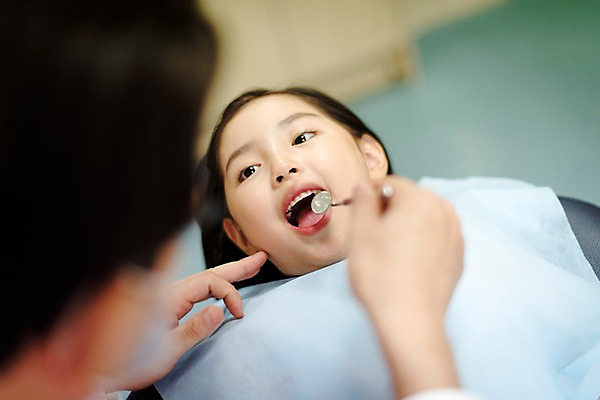 포토 JPG 여자 남자 어린이 중년 50대 의학 실내 치과 입벌림 앉기 상반신 두명 앞모습 옆모습 눕기 한국인 치과의사 치과용품 치과진료 진료실 국내포토 뷰포인트 모션 표정 병원 사람 동양인 성인 내부 진료 의사 의료용품 파일형식