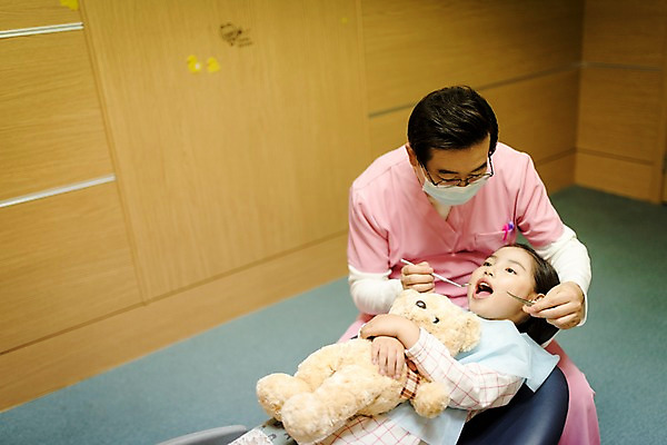 포토 JPG 여자 남자 어린이 중년 50대 의학 실내 치과 앉기 상반신 두명 앞모습 눕기 곰인형 한국인 치과의사 치과진료 국내포토 인형 뷰포인트 모션 병원 사람 동양인 성인 내부 진료 의사 파일형식