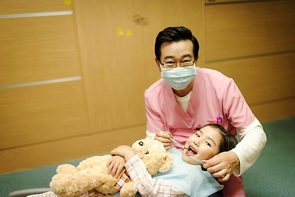 포토 JPG 여자 남자 어린이 중년 50대 의학 실내 치과 앉기 상반신 두명 앞모습 눕기 곰인형 한국인 치과의사 치과진료 국내포토 인형 뷰포인트 모션 병원 사람 동양인 성인 내부 진료 의사 파일형식