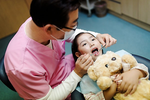포토 JPG 여자 남자 어린이 중년 50대 의학 실내 치과 앉기 상반신 두명 앞모습 눕기 곰인형 한국인 치과의사 치과진료 국내포토 인형 뷰포인트 모션 병원 사람 동양인 성인 내부 진료 의사 파일형식