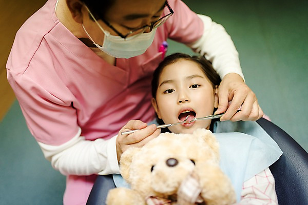 포토 JPG 여자 남자 어린이 중년 50대 의학 실내 치과 앉기 상반신 두명 앞모습 눕기 곰인형 한국인 치과의사 치과진료 국내포토 인형 뷰포인트 모션 병원 사람 동양인 성인 내부 진료 의사 파일형식
