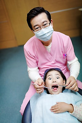 포토 JPG 여자 남자 어린이 중년 50대 의학 실내 치과 앉기 상반신 두명 앞모습 눕기 한국인 치과의사 치과진료 국내포토 뷰포인트 모션 병원 사람 동양인 성인 내부 진료 의사 파일형식