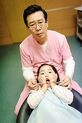 포토 JPG 여자 남자 어린이 중년 50대 의학 실내 치과 앉기 상반신 두명 앞모습 눕기 한국인 치과의사 치과진료 국내포토 뷰포인트 모션 병원 사람 동양인 성인 내부 진료 의사 파일형식