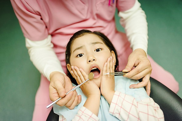 포토 JPG 여자 남자 어린이 중년 50대 의학 실내 치과 앉기 상반신 두명 앞모습 눕기 한국인 치과의사 치과진료 국내포토 뷰포인트 모션 병원 사람 동양인 성인 내부 진료 의사 파일형식