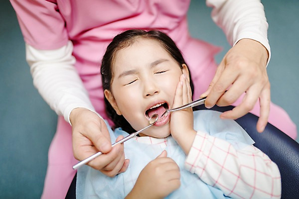 포토 JPG 여자 남자 어린이 중년 50대 의학 실내 치과 앉기 상반신 두명 앞모습 눕기 한국인 치과의사 치과진료 국내포토 뷰포인트 모션 병원 사람 동양인 성인 내부 진료 의사 파일형식