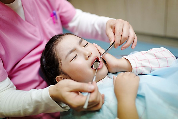 포토 JPG 여자 남자 어린이 중년 50대 의학 실내 치과 앉기 상반신 두명 앞모습 눕기 한국인 치과의사 치과진료 국내포토 뷰포인트 모션 병원 사람 동양인 성인 내부 진료 의사 파일형식