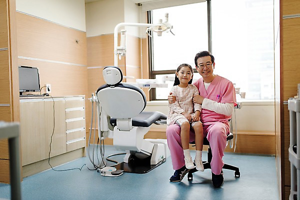 포토 JPG 전신 여자 남자 어린이 중년 50대 의학 실내 치과 미소 앉기 두명 앞모습 한국인 치과의사 치과진료 국내포토 뷰포인트 모션 표정 병원 사람 동양인 성인 내부 진료 의사 파일형식