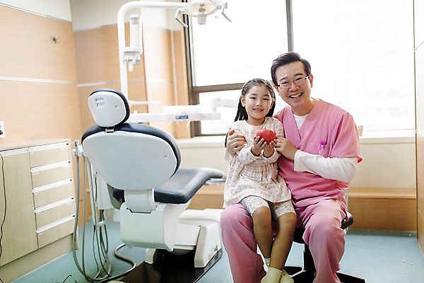 포토 JPG 여자 남자 어린이 중년 50대 의학 실내 치과 들기 앉기 상반신 두명 앞모습 한국인 사과 치과의사 치과진료 국내포토 뷰포인트 과일 모션 병원 사람 동양인 성인 내부 진료 의사 파일형식