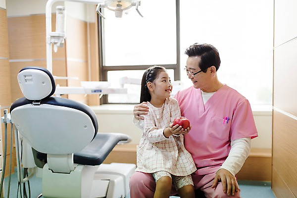 포토 JPG 여자 남자 어린이 중년 50대 의학 실내 치과 미소 들기 앉기 상반신 두명 앞모습 한국인 사과 치과의사 치과진료 국내포토 뷰포인트 과일 모션 표정 병원 사람 동양인 성인 내부 진료 의사 파일형식