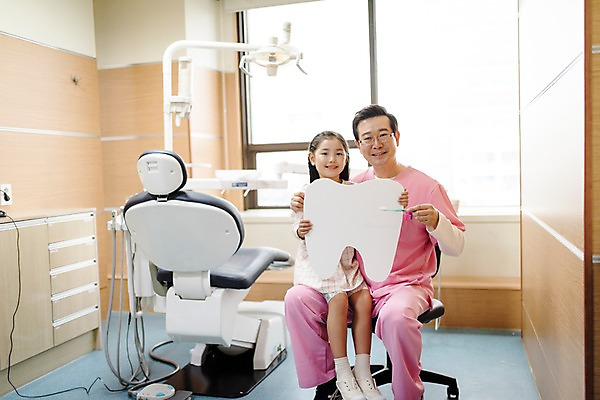 포토 JPG 전신 여자 남자 어린이 중년 50대 의학 실내 치과 들기 앉기 상반신 두명 앞모습 한국인 치과의사 치아모형 치과진료 국내포토 뷰포인트 모션 병원 사람 동양인 성인 내부 진료 의사 치아 파일형식