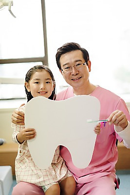 포토 JPG 여자 남자 어린이 중년 50대 의학 실내 치과 미소 앉기 상반신 두명 앞모습 한국인 칫솔 치과의사 치아모형 치과진료 국내포토 뷰포인트 모션 표정 병원 사람 동양인 성인 내부 위생용품 진료 의사 치아 파일형식