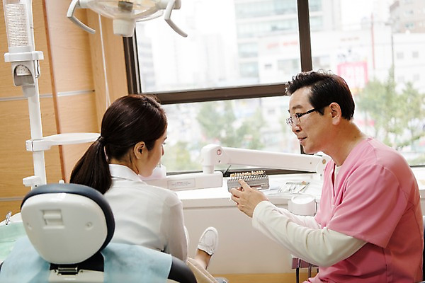 포토 JPG 여자 남자 중년 50대 의학 실내 치과 앉기 상반신 성인 두명 옆모습 뒷모습 30대 한국인 치과의사 치과용품 치아모형 치과진료 진료실 성인만 국내포토 뷰포인트 모션 병원 사람 동양인 내부 장년 진료 의사 의료용품 치아 파일형식