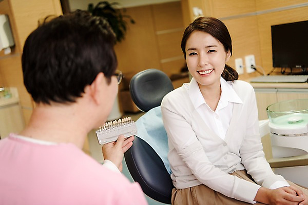 포토 JPG 여자 남자 중년 50대 의학 실내 치과 들기 앉기 상반신 성인 두명 앞모습 옆모습 30대 한국인 치과의사 치과용품 치아모형 치과진료 진료실 성인만 국내포토 뷰포인트 모션 병원 사람 동양인 내부 장년 진료 의사 의료용품 치아 파일형식