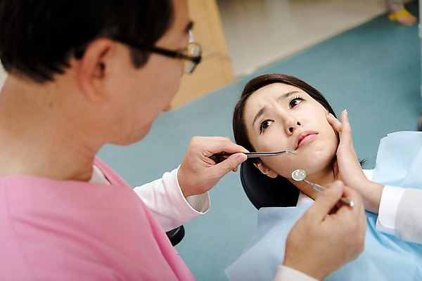 포토 JPG 여자 남자 중년 50대 의학 실내 치과 앉기 상반신 성인 두명 앞모습 옆모습 30대 눕기 한국인 치과의사 치과용품 치과진료 진료실 치통 성인만 국내포토 뷰포인트 모션 병원 사람 동양인 내부 장년 진료 의사 의료용품 질병 파일형식