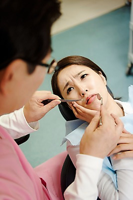 포토 JPG 여자 남자 중년 50대 의학 실내 치과 앉기 상반신 성인 두명 앞모습 옆모습 30대 눕기 한국인 치과의사 치과용품 치과진료 진료실 치통 성인만 국내포토 뷰포인트 모션 병원 사람 동양인 내부 장년 진료 의사 의료용품 질병 파일형식