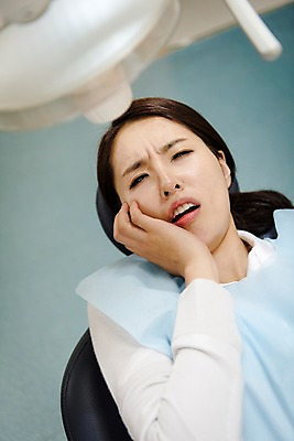 포토 JPG 여자 의학 실내 치과 한명 상반신 성인 앞모습 30대 눕기 한국인 치과용품 치과진료 치통 성인여자한명만 국내포토 1 뷰포인트 모션 병원 사람 동양인 내부 장년 진료 의료용품 질병 여자한명만 성인여자만 파일형식