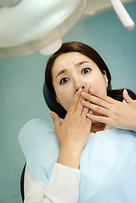 포토 JPG 여자 의학 실내 치과 한명 상반신 성인 앞모습 30대 눕기 놀람 한국인 치과용품 치과진료 치통 성인여자한명만 국내포토 1 감정 뷰포인트 모션 표정 병원 사람 동양인 내부 장년 진료 의료용품 질병 여자한명만 성인여자만 파일형식