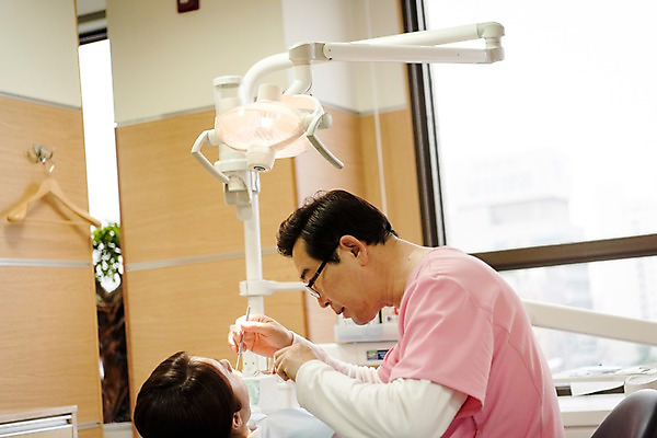 포토 JPG 여자 남자 중년 50대 의학 실내 치과 앉기 상반신 성인 두명 옆모습 뒷모습 30대 눕기 한국인 치과의사 치과용품 치과진료 진료실 성인만 국내포토 뷰포인트 모션 병원 사람 동양인 내부 장년 진료 의사 의료용품 파일형식