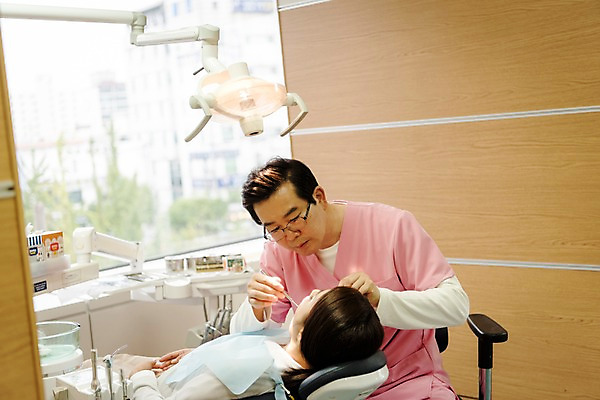 포토 JPG 여자 남자 중년 50대 의학 실내 치과 앉기 성인 두명 앞모습 옆모습 30대 눕기 한국인 치과의사 치과용품 치과진료 진료실 성인만 국내포토 뷰포인트 모션 병원 사람 동양인 내부 장년 진료 의사 의료용품 파일형식