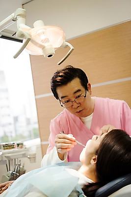 포토 JPG 여자 남자 중년 50대 의학 실내 치과 앉기 성인 두명 앞모습 옆모습 30대 눕기 한국인 치과의사 치과용품 치과진료 진료실 성인만 국내포토 뷰포인트 모션 병원 사람 동양인 내부 장년 진료 의사 의료용품 파일형식