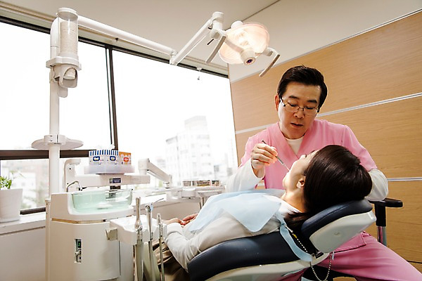 포토 JPG 여자 남자 중년 50대 의학 실내 치과 앉기 성인 두명 앞모습 옆모습 30대 눕기 한국인 치과의사 치과용품 치과진료 진료실 성인만 국내포토 뷰포인트 모션 병원 사람 동양인 내부 장년 진료 의사 의료용품 파일형식