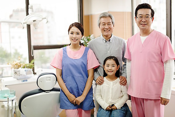 포토 JPG 여자 노년 남자 어린이 중년 50대 의학 실내 치과 서기 미소 앉기 여러명 상반신 성인 앞모습 30대 한국인 60대 치과의사 치과용품 진료실 국내포토 뷰포인트 다수 모션 표정 병원 사람 동양인 내부 장년 진료 의사 의료용품 파일형식