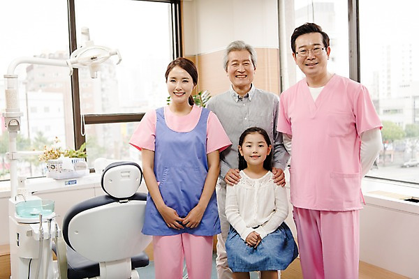 포토 JPG 여자 노년 남자 어린이 중년 50대 의학 실내 치과 서기 미소 앉기 여러명 상반신 성인 앞모습 30대 한국인 60대 치과의사 치과용품 진료실 국내포토 뷰포인트 다수 모션 표정 병원 사람 동양인 내부 장년 진료 의사 의료용품 파일형식