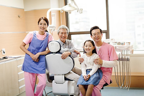 포토 JPG 여자 노년 남자 어린이 중년 50대 의학 실내 치과 서기 미소 앉기 여러명 상반신 성인 앞모습 30대 한국인 60대 치과의사 치과용품 진료실 국내포토 뷰포인트 다수 모션 표정 병원 사람 동양인 내부 장년 진료 의사 의료용품 파일형식