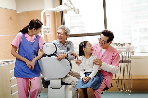 포토 JPG 여자 노년 남자 어린이 중년 50대 의학 실내 치과 서기 미소 앉기 여러명 상반신 성인 앞모습 30대 한국인 60대 치과의사 치과용품 진료실 국내포토 뷰포인트 다수 모션 표정 병원 사람 동양인 내부 장년 진료 의사 의료용품 파일형식