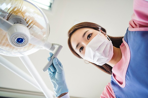 포토 JPG 여자 의학 실내 치과 한명 서기 상반신 성인 앞모습 30대 한국인 준비 치과의사 치과용품 시술 진료실 성인여자한명만 치위생사 국내포토 직업 1 뷰포인트 모션 병원 사람 동양인 내부 장년 진료 의사 의료용품 여자한명만 성인여자만 파일형식