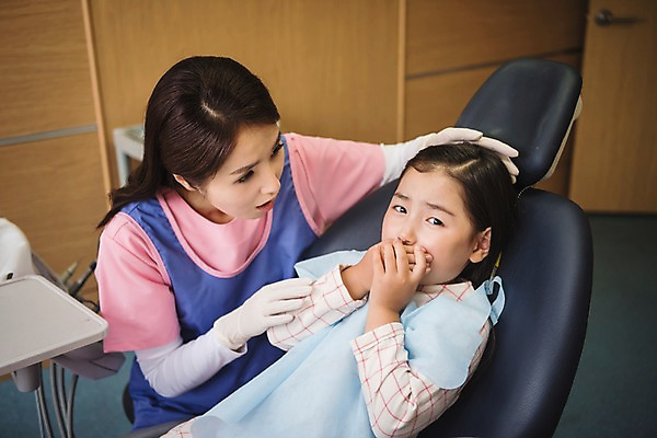 포토 JPG 여자 어린이 의학 실내 치과 앉기 상반신 성인 두명 앞모습 30대 한국인 무서움 치과의사 치과진료 여자만 치위생사 국내포토 직업 감정 뷰포인트 모션 병원 사람 동양인 내부 장년 진료 의사 파일형식