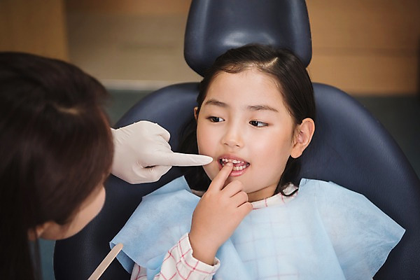 포토 JPG 여자 어린이 의학 실내 치과 앉기 상반신 성인 두명 앞모습 30대 한국인 가리킴 치과의사 치과진료 여자만 국내포토 뷰포인트 모션 병원 사람 동양인 손짓 내부 장년 진료 의사 파일형식